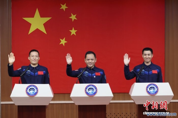 10月30日，神舟二十一号乘组3名航天员在酒泉卫星发掷中心问天阁与中外媒体记者集体碰面。汪江波 摄